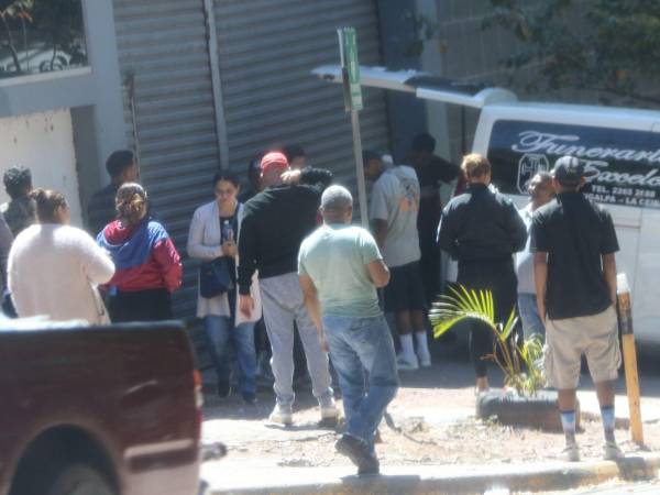 Los restos mortales de Deiby Hernández (20), fueron retirados de Medicina Forense, la mañana de este domingo.