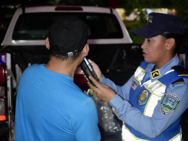 Agentes de la DNVT realizan pruebas de alcoholemia a conductores durante operativos nocturnos desplegados en distintos sectores de San Pedro Sula.