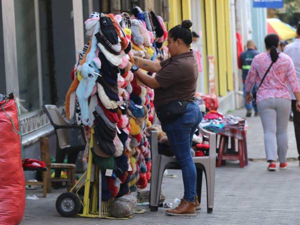 Los comerciantes informales esperan con ilusión las festividades de fin de año 2025 para registrar mejores ingresos producto de la actividad comercial de la temporada.