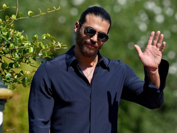 Según la fiscalía, durante el registro se halló al actor en posesión de estupefacientes, por lo que fue detenido.