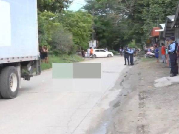 El cuerpo de la víctima quedó en medio de la calle, solo a unos metros del camión donde impactó.