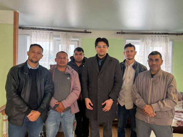 Las autoridades de la Secretaría de Relaciones Exteriores informaron que la embajada de Honduras en Rusia realizó visita al albergue y entregaron víveres.