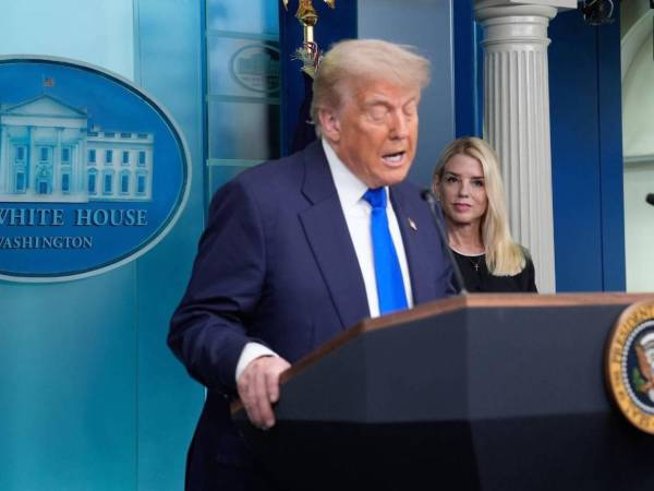 El magistrado Edward Chen determinó que la secretaria de Seguridad Nacional, Kristi Noem, excedió su autoridad al cancelar el programa y calificó la medida de “arbitraria y caprichosa”.