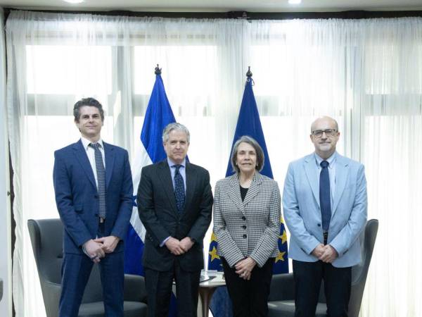 El encuentro sirvió para revisar el estado de las relaciones bilaterales y planear una futura visita del presidente hondureño a instituciones europeas.