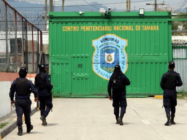 Por órdenes del general de brigada, José Miguel Mejía Medina, nuevo director de INP, se destituyó a Kalter Medina Rosales, de la dirección del Centro Penal de Támara.