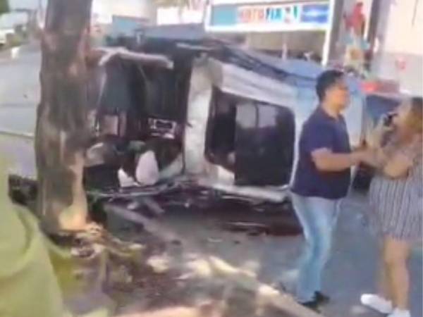 El vehículo se estrelló contra un árbol en la mediana de la vía a la altura de la avenida Juan Pablo II en el barrio Barandillas de la ciudad industria.