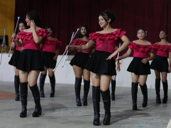Estudiantes del Instituto Superación San Francisco ensayan con pasión en la banda y el cuadro de palillonas previo a los desfiles patrios.