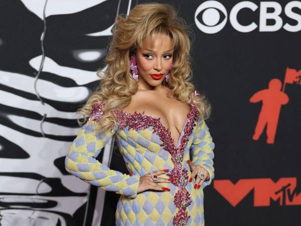 “La mayor armadura es el amor y la integridad”, o así lo afirma Doja Cat. Al menos eso es lo que ha dicho en respuesta a quienes la han criticado por la portada de su nuevo álbum, ‘Vie’. Porque, mientras llega su momento de soplar las 30 velas de una tarta, la artista tiene, de hecho, toda una vida de música y éxitos conseguidos... Y muchos más por conseguir.