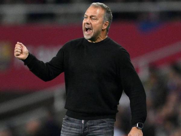 El FC Barcelona alega que Hansi se dirigía a De Jong y no al árbitro Gil Manzano.