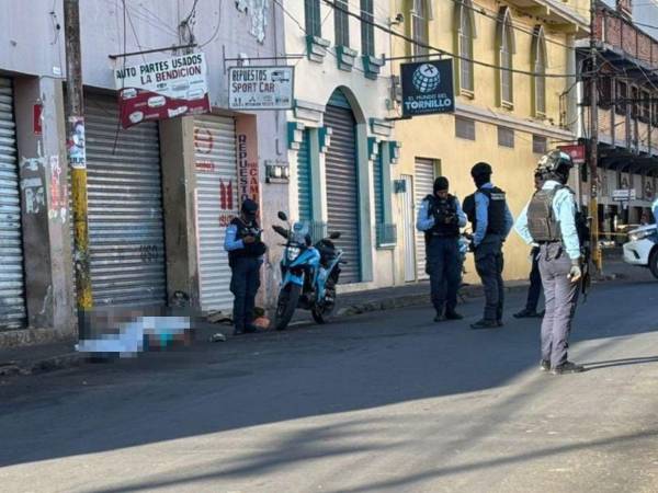 El cuerpo del hombre quedó al lado de la acera.