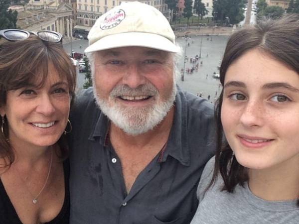Nuevos detalles de la muerte de Rob Reiner y su esposa Michele Singer han salido a la luz, como el momento en que la hija menor de la pareja, Romy, encontró sus cuerpos en el interior de su residencia de Brentwood en Los Ángeles, California.
