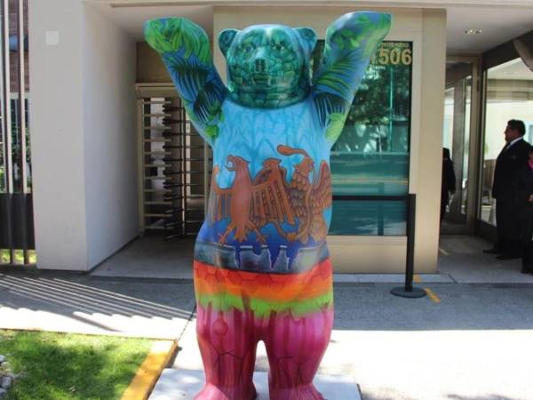 En diversos países se han pintado Buddy Bears, un símbolo de amistad, tolerancia y armonía entre Alemania y las naciones del mundo.