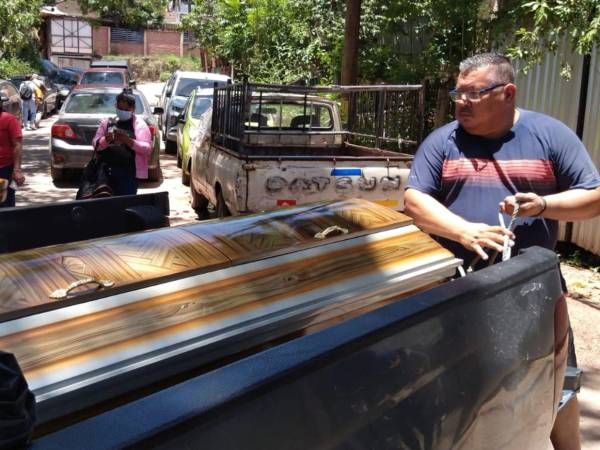 Los familiares de Mario Benítez Hernández llegaron a la morgue del Ministerio Público en la capital para retirar sus restos.