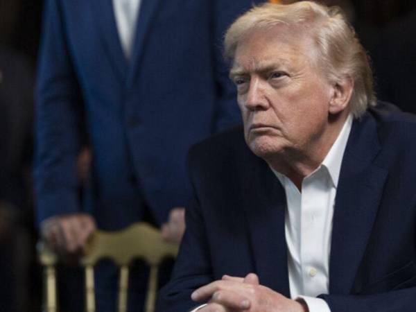 Donald Trump, sentado en una sala de Mar‑a‑Lago, sigue en vivo la incursión militar que resultó en la captura de Nicolás Maduro, mientras su equipo de seguridad y asesores permanece atento a cada movimiento.