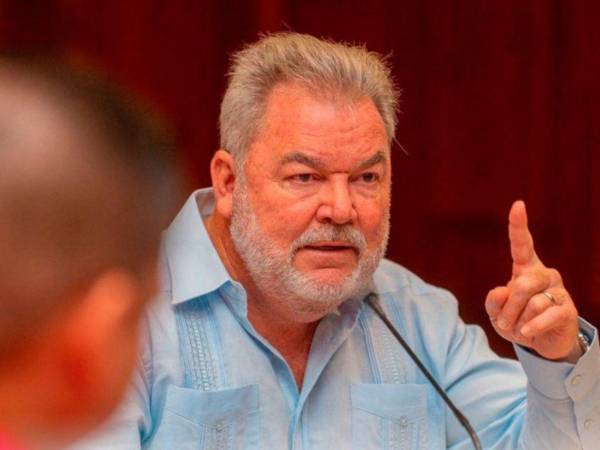 Ante los retrasos en el escrutinio especial, el presidente del Partido Liberal, Roberto Contreras, pidió a sus escrutadores presentarse de inmediato al CLE.