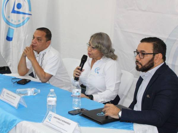La comisionada presidenta de la UFTF, Ivonne Ardón (centro) al momento de presentar a Juan Pablo Hernández Agurcia (derecha) como nuevo comisionado interino de la institución.