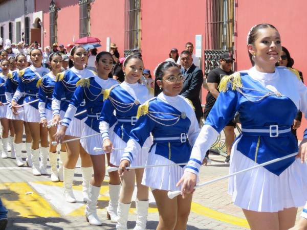 Honduras celebra sus 204 años de independencia con desfiles y actividades cívicas en todo el territorio nacional, donde miles de estudiantes en los centros educativos rindieron homenaje a la patria.