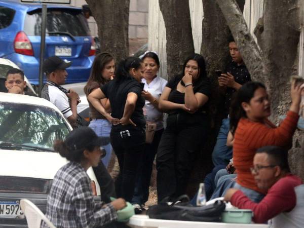 Familiares de Javier Antonio Hernández Ramos aguardaron la entrega del cuerpo, frente a la morgue del Ministerio Público (MP).
