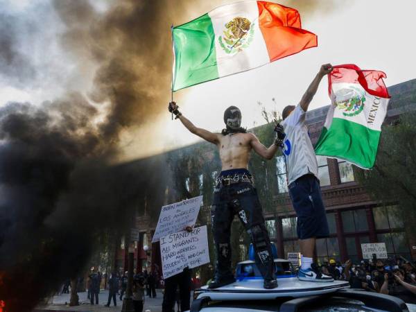 Las imágenes ya le dan la vuelta al mundo, las protestas en favor de los derechos de los migrantes y en contra de las masivas redadas de ICE se han convertido en un total caos. Aquí las fotos de los hechos.