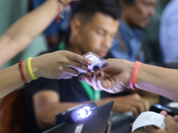 El bono climático también fue entregado en Santa Lucía, Francisco Morazán, donde muchas personas desconocían el por qué se los entregaban; otros decían que era por ayuda social. Le daban L7,000 en efectivo.