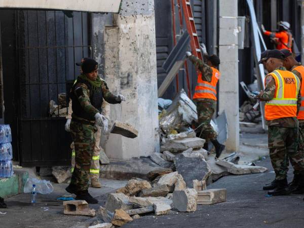 Elementos del Sistema Nacional de Atención a Emergencias y Seguridad 9-1-1, bomberos, policías y otros llegaron al lugar en busca de más víctimas. Se teme que el número de fallecidos aumente.
