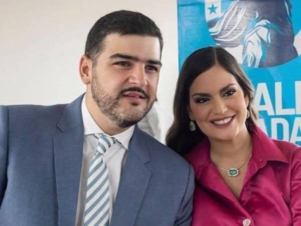 La Fiscalía de Ecuador incluyó este viernes a la esposa, madre y dos primos del encarcelado alcalde de Guayaquil, Aquiles David Alvarez Henriques, uno de los principales opositores del presidente, Daniel Noboa, en un caso por presunto lavado de dinero por el que es investigada la autoridad local.