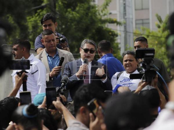 Previo a su ingreso a la reanudación de su audiencia inicial, Juan Orlando Hernández reiteró que son inexistentes los delitos por los que se le imputa en el Caso Pandora II. Más detalles a continuación.