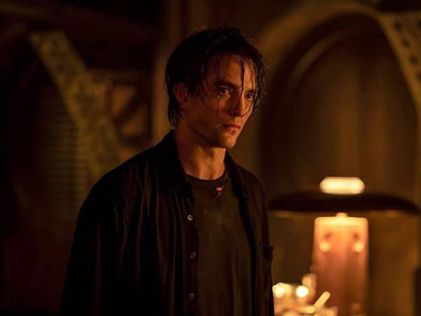A Robert Pattinson le ha costado un poco desligarse de la figura de adolescente de Crepúsculo: pálido, delgado, ligero. Por eso cuando se supo que interpretaría a Batman, las críticas saltaron tan rápido que en ese entonces ni siquiera reaccionó.