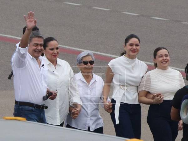 Una de las primeras imágenes de la familia Hernández-García junta, tras el aterrizaje del exmandatario el domingo 26 de julio de 2026.