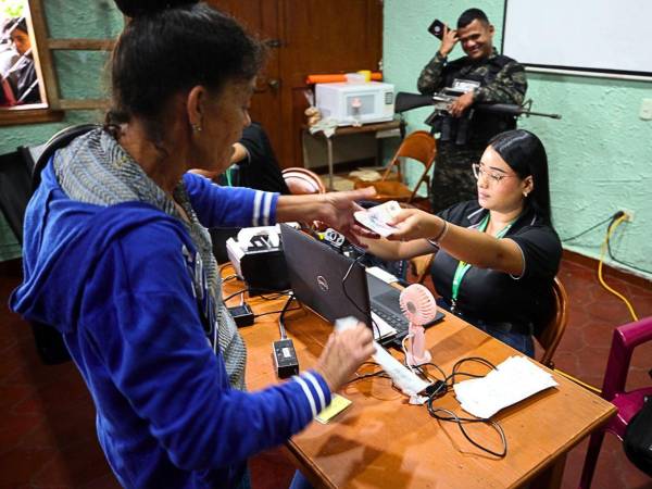 Los beneficiarios por el bono climático recibían 7,000 lempiras. Sedesol informó que se estaba entregando la ayuda a más de 100 mil personas en siete departamentos de Honduras.