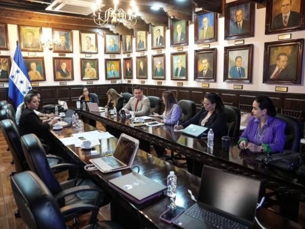 En la primera reunión de trabajo de la comisión especial del juicio político se definieron los lineamientos y el cronograma de comparecencias. Aquí más detalles.