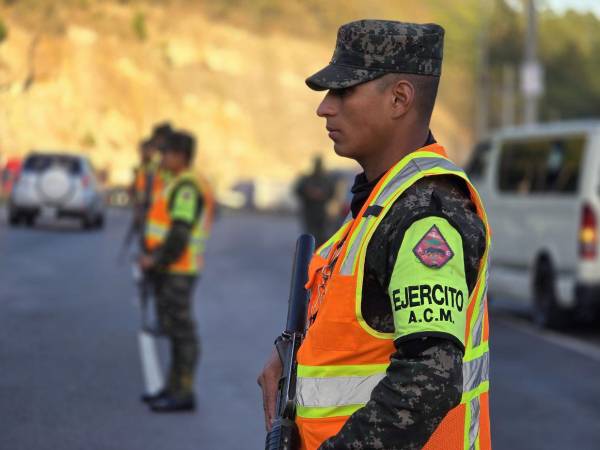 Las Fuerzas Armadas de Honduras informaron sobre el despliegue de 26 mil efectivos para blindar las calles, playas y centros turísticos durante la Semana Santa 2026. Con el apoyo de CONAPREMM, las unidades del ejército: Fuerza Naval, Fuerza Aérea y Policía Militar del Orden Público (PMOP) se integrarán de lleno a las tareas de seguridad en los puntos con la mayor afluencia de personas.