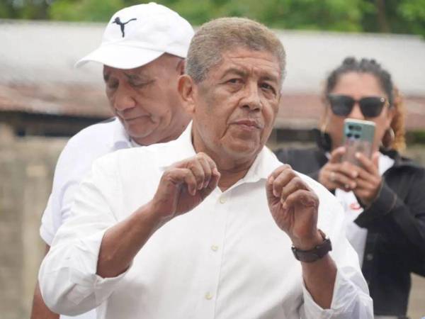 En las afueras de los tribunales, varias personas expresaron su respaldo al exedil y aseguraron que es inocente de los señalamientos que enfrenta por este crimen que conmocionó al país.
