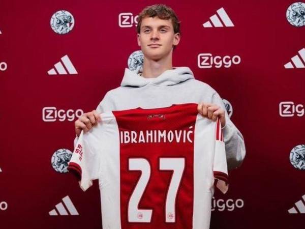Maximilian Ibrahimovic durante su presentación con el Ajax.