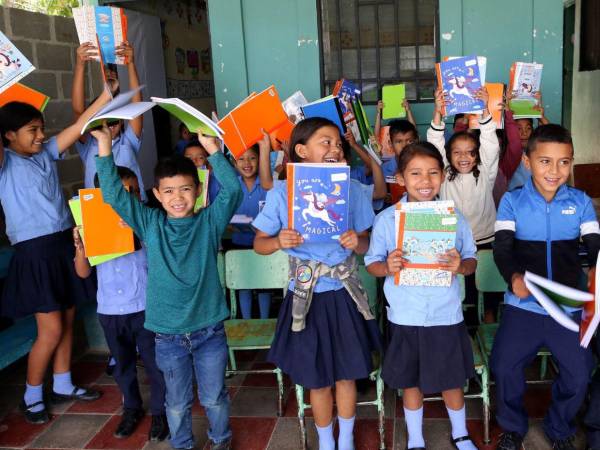 Los estudiantes del Centro de Educación Básica Alduvín Díaz Bonilla recibieron con entusiasmo los cuadernos de la campaña Maratón del Saber, iniciativa que impulsa su aprendizaje y fortalece su esperanza educativa.