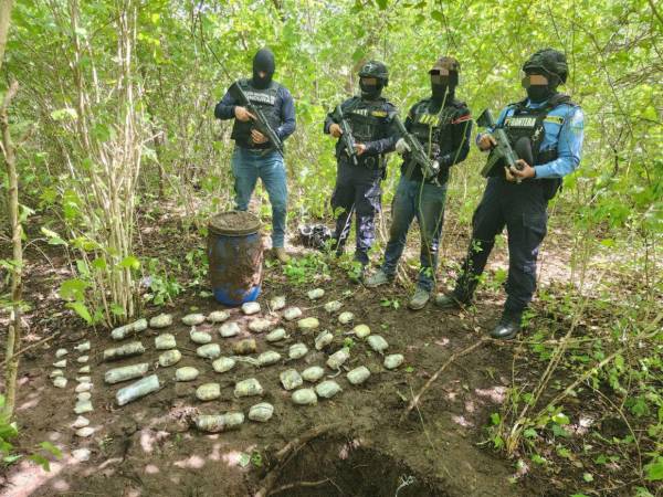 Equipos de investigación de la Policía Nacional encontraron la droga en una caleta, la cual fue incautada y se continúa con las investigaciones en el municipio de Langue, Valle.
