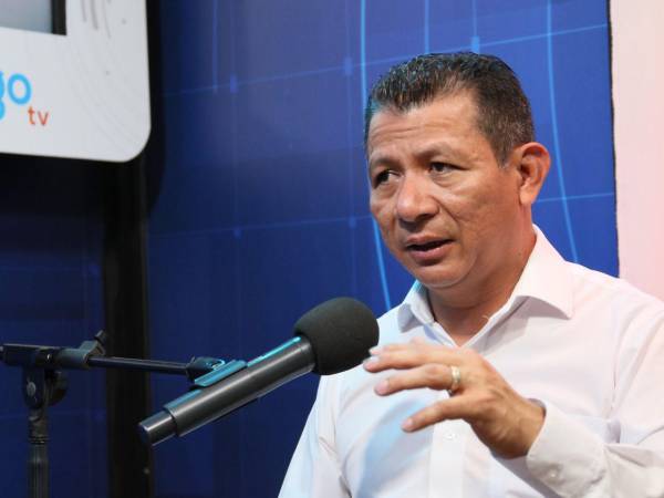 Como un eslogan de campaña, López reafirma que “todos los que amamos este país debemos trabajar fuerte, luchar y poner en prioridad a la patria antes que los intereses personales”.