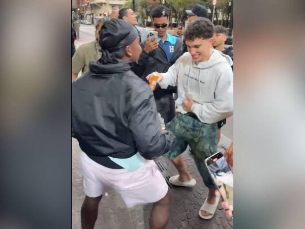 Tiktokers hondureños bailan punta en las calles de Sao Paulo durante su visita previa al partido contra creadores brasileños.