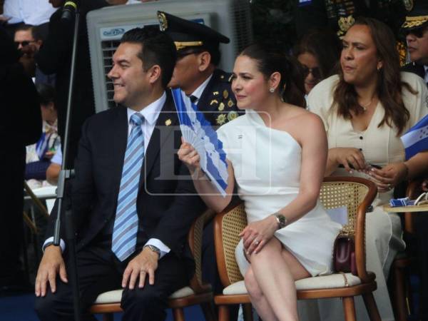 El alcalde del Distrito Central, municipio conformado por las ciudades gemelas Tegucigalpa y Comayagüela, Juan Diego Zelaya, acudió al Estadio Nacional José de la Paz Herrera junto a su esposa, Paola Rubí. Aquí te mostramos cómo lucieron.