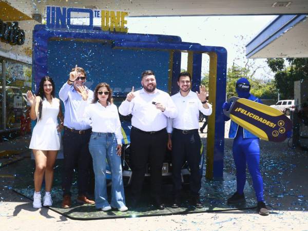 Representantes de UNO y la Gasolinera UNO Bulevar del Este junto al primer ganador de la promoción mundialista.