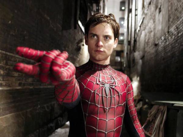 El Spider-Man que marcó a toda una generación y más dinero que todos los demás juntos, nos referimos a Toby Maguire. A más de 20 años del estreno de su primer película, el actor que le dio vida al personaje de Peter Parker bajo la dirección de Sam Raimi sigue siendo el más recordado del cine y, en 2026, también el más adinerado entre quienes se pusieron el traje.