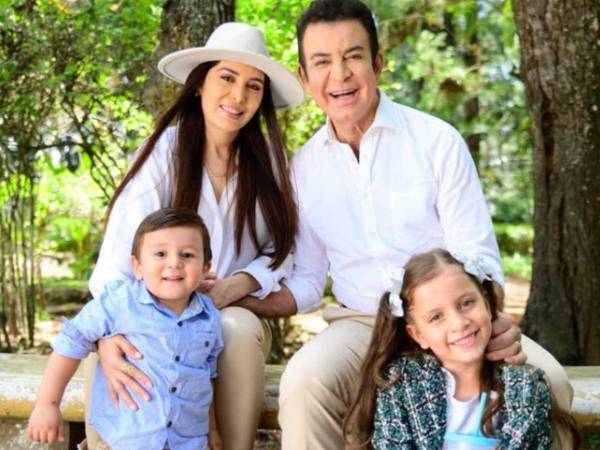 Nasralla se considera un hombre de familia: en la foto aparece con su esposa y con sus dos hijos, Alicia y Salvador.
