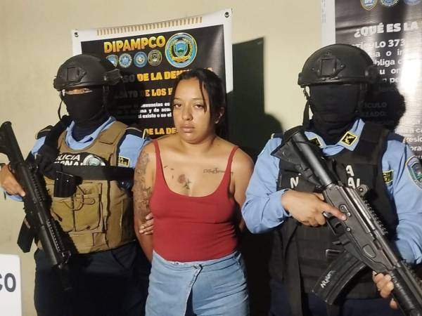 Agentes de la Dipampco capturaron a Alma Elizabeth Castillo Bonilla, presunta integrante de la Mara Salvatrucha (MS-13) con drogas, dinero y celulares en el barrio El Calvario de Ojojona, Francisco Morazán.