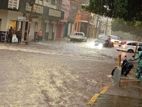Las lluvias no dejan de caer en la ciudad, por esta razón, la AMDC decidió extender la alerta amarilla por las siguientes 72 horas y alerta roja en las zonas aledañas al río Choluteca.