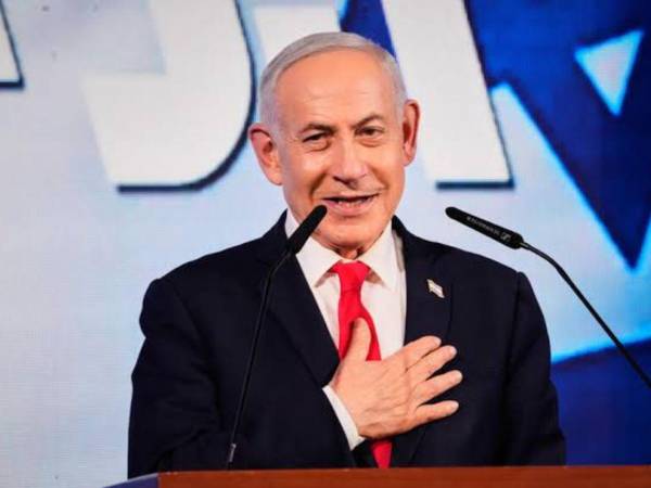 A Netanyahu le faltan así ocho escaños para la mayoría absoluta, y al bloque de Eisenkot, trece, por lo que ninguno de los dos podría gobernar sin el apoyo de los partidos árabes o de diputados del bloque contrario.