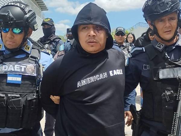 En las últimas horas se le dio captura a un presunto cabecilla de la estructura criminal “La Fobi” , vinculada al narcotráfico y tráfico ilegal de armas que operan en Tegucigalpa, capital del país.