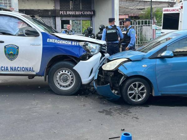 Este sábado -23 de agosto- se registró una persecución policial en la colonia Loarque, en la capital. La operación culminó en un choque vehicular entre una patrulla policial y un vehículo tipo turismo, pero también en la captura de dos hombres que intentaban secuestrar a alguien. ¿Están ligados a asaltos? Aquí los detalles.