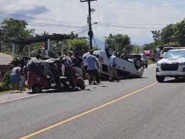 La tarde de este lunes -13 de octubre- se registró un accidente que dejó como resultado al menos siete menores heridos, de los cuales uno perdió la vida debido a la gravedad de sus lesiones. Las víctimas regresaban de su centro educativo a sus casas. Aquí las imágenes del accidente.