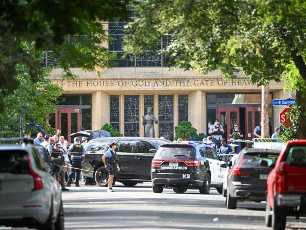 Las autoridades de Minneapolis confirmaron este miércoles que el tiroteo registrado dentro de una escuela católica murieron dos menores y hay otros 17 heridos.