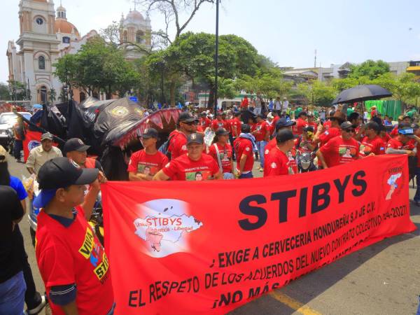 La marcha fue organizada por centrales obreras, sindicatos públicos y privados, asociaciones gremiales y movimientos sociales.